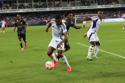 Emelec busca salir del fondo de la tabla de la LigaPro 2025.