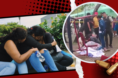 La madre del menor asesinado recibe el consuelo d de sus seres queridos.