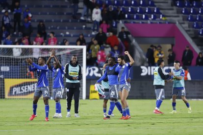 El festejo de los jugadores de Emelec tras el triunfo sobre Independiente del Valle.