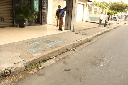 En los exteriores del alojamiento quedaron vidrios del taxi en donde estaban parte de las víctimas.