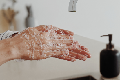 El lavado adecuado de manos es fundamental para prevenir infecciones respiratorias y gastrointestinales.