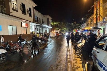 Familiares de la pequeña recibieron la triste noticia en los exteriores del hospital.