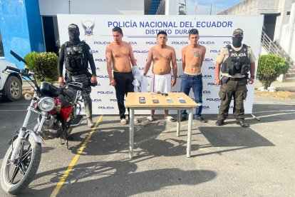 Los aprehendidos estaban en posesión de varios objetos.