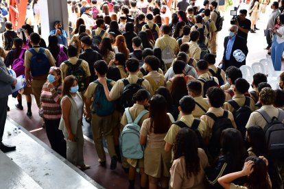 La mayoría de estudiantes del Vicente Rocafuerte acudieron con mascarilla a su primer día de clases.