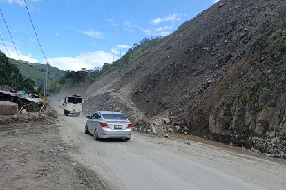 La vía ha sufrido graves afectaciones por los deslaves.