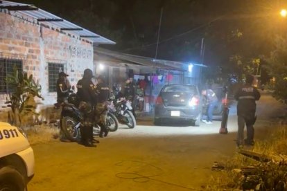 Crimen en Portoviejo: los agentes revisan el vehículo donde se movilizaban los supuestos sicarios.