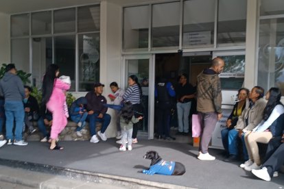 Las personas esperan los informes médicos de sus seres queridos entre el intenso sol y el frío del Azuay.