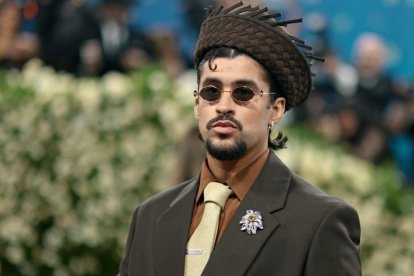 Bad Bunny en la Met Gala 2025, luciendo un diseño de Prada.