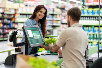 El modelo sin cajeros humanos de Eroski causa incomodidad y pérdidas en ventas.