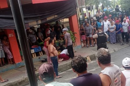 El cuerpo del adolescente de 17 años yacía sin vida en la calzada del malecón de Samborondón.