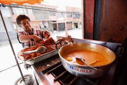 Lucila Correa ofrece el feto de vaca, mejor conocido como ville.