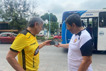 Gustavo Nivelo y Pepe Caballero hinchas de Barcelona que estuvieron en el partido de 1990.