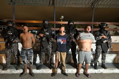 Estos son tres de los cuatro  detenidos tras el operativo. El faltante fue herido de bala tras el uso legítimo de la fuerza de los uniformados.