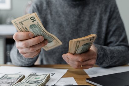 El bono puede cobrarse en puntos autorizados tras consultar en el portal oficial del MIES.