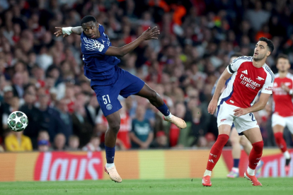 Willian Pacho (i) es uno de los hombres claves en la zona defensiva de PSG