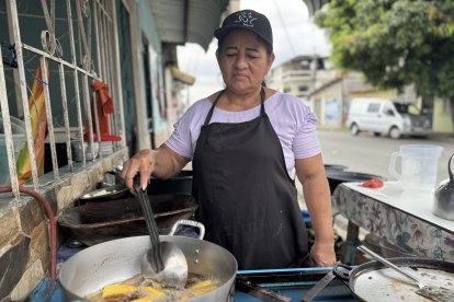 Vicenta, ayudante de Nelly, es la encargada de la cocina la mayor parte del tiempo.