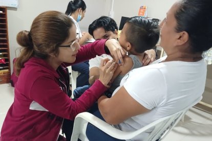 Personal sanitario aplica vacunas contra la tosferina a menores en una institución educativa.
