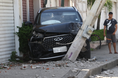 El carro involucrado chocó contra un poste.