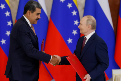 El presidente de Venezuela, Nicolás Maduro, junto a su homólogo ruso, Vladimir Putin, en una ceremonia de firma posterior a sus conversaciones en el Kremlin, Moscú.