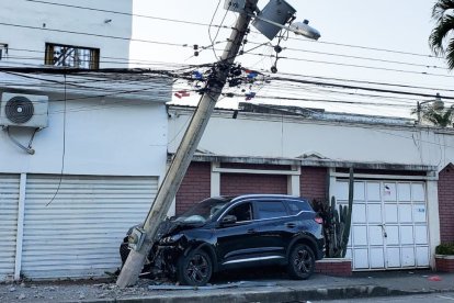 El vehículo quedó estrellado con el poste de electricidad, el dueño abandonó el automotor.