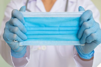 Operativos interinstitucionales buscan frenar la venta de mascarillas sin registro sanitario en Ecuador.