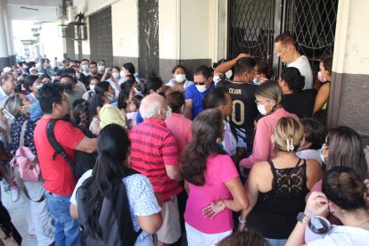 Así fue la aglomeración de personas este miércoles 7 de abril en el Centro de Salud N. 4 , ubicado en las calles Cuenca y Cacique Álvarez.