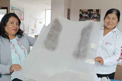 Angelita Viñanzaca y Aida Maita guardan todos los bocetos que fueron utilizados para el bordado.