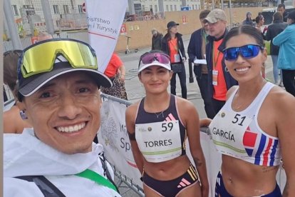 Andrés Chocho, entrenador de Paula junto a ella y Kimberly García. Todos entrenan en del mismo equipo.