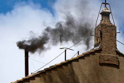 El humo negro sale de la chimenea situada encima de la Capilla Sixtina, en el segundo día del cónclave para elegir un nuevo papa.