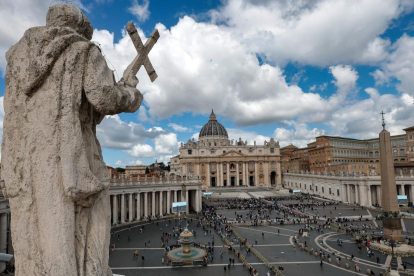 Nubes sobre la Plaza de San Pedro en el segundo día del cónclave, en la Ciudad del Vaticano, este jueves.