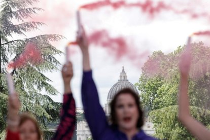Activistas católicas desplegaron humo rosa en el Vaticano como señal de protesta por la desigualdad de género.