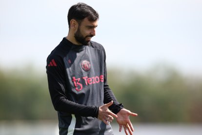 MANCHESTER (United Kingdom), 07/05/2025.- Bruno Fernandes of Manchester United attends a training session in Manchester, Britain, 07 May 2025. Manchester United will face Athletic Club in the UEFA Europa League semi-final second leg on 08 May 2025. (Reino Unido) EFE/EPA/ADAM VAUGHAN
