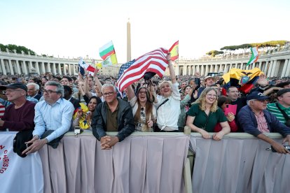 Ecuatorianos, con sus banderas escucharon las primeras palabras del pontífice recientemente electo.
