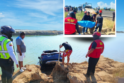 Personal de la Unidad de Rescate y Emergencias Médicas (UREM) de la Comisión de Tránsito del Ecuador, recuperando los cuerpos atrapados dentro del carro.
