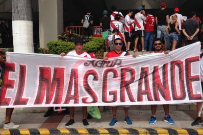 Hinchas de River Plate recibieron con banderas y cánticos al equipo en Guayaquil