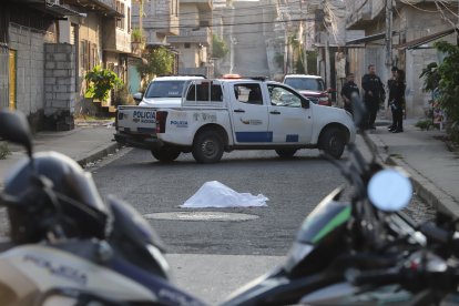 El cuerpo de la víctima fue cubierto con una sábada blanca hasta que llegó Criminalística.