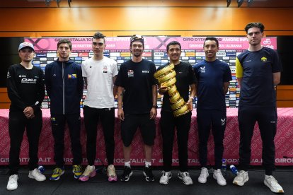 Richard Carapaz con el trofeo que se llevará el ganador del Giro de Italia 2025.