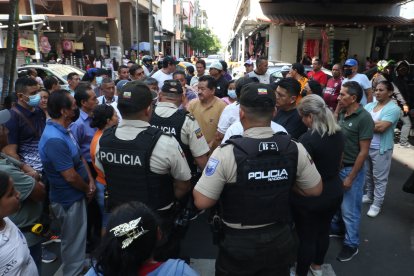 El atentado se produjo la noche del jueves. Policías dialogaron con los comerciantes este viernes.