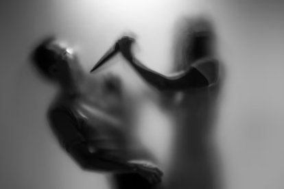 La mujer acuchilló a su pareja luego que esta recibiera unos mensajes de texto en su teléfono.