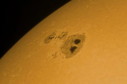 Las manchas solares son regiones más frías del Sol, con temperaturas de 3,300°C, donde la actividad magnética intensa puede originar erupciones solares.