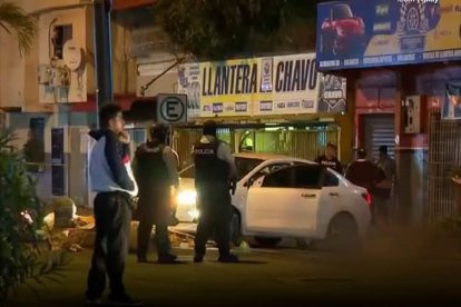 El vehículo quedó detenido en media vía. Policías acudieron al sitio.