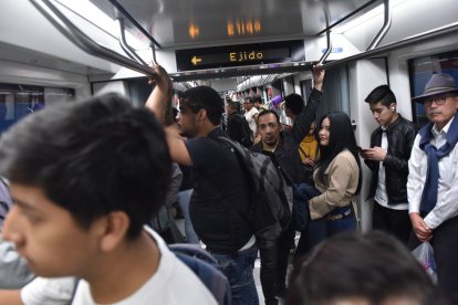 Usuarios reportaron que los trenes se han quedado parados en varias ocasiones.