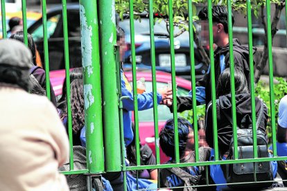 Los estudiantes se reúnen en pequeños grupos para consumir alcohol. Al parecer, los vendedores ambulantes les venden licor artesanal.