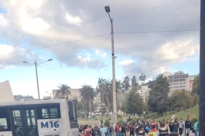 El agente estaba a bordo de su motocicleta en el momento del accidente.