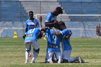 Jorge Valencia y sus compañeros festejando el doblete del Manta ante Mushuc Runa.