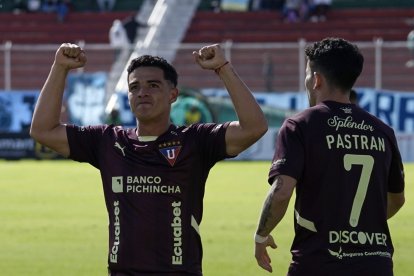 Alexander Alvarado y el golazo que se mandó ante Macará.