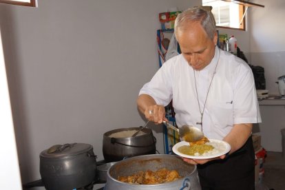 Esta es la imagen viral donde se observa a Prevost sirviendo un plato de ‘concentrado’.