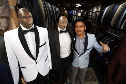 En este local colocaron el rostro de Segundo Castillo en los maniquíes para llamar a los clientes.