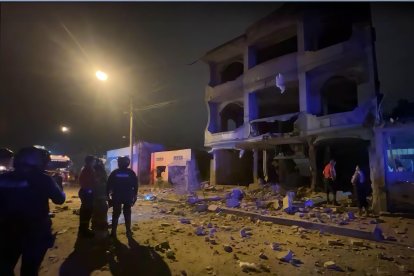 El ataque con explosivo dejó al menos cuatro viviendas afectadas.