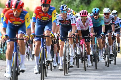 Carapaz (en primera línea de rosa y blanco) se recuperó en la tercera etapa de este domingo 11 de mayo.